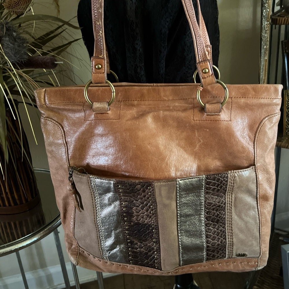 The Sak Genuine Distressed Leather Purse 🔥